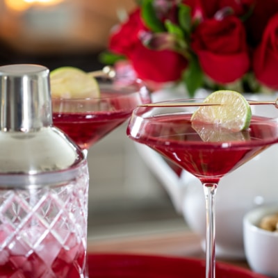 Poinsettia Pomegranate Martini #holiday #cocktail #martini #recipe #PomegranateMartini #Pomegranate #gin #Christmas