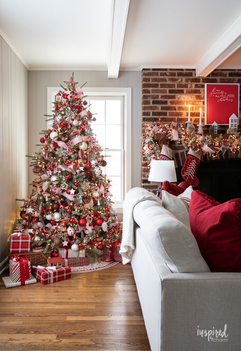 Red and White Christmas Tree #christmas #christmastree #tree #decor #decorating #holiday #christmastreedecor #ornaments 