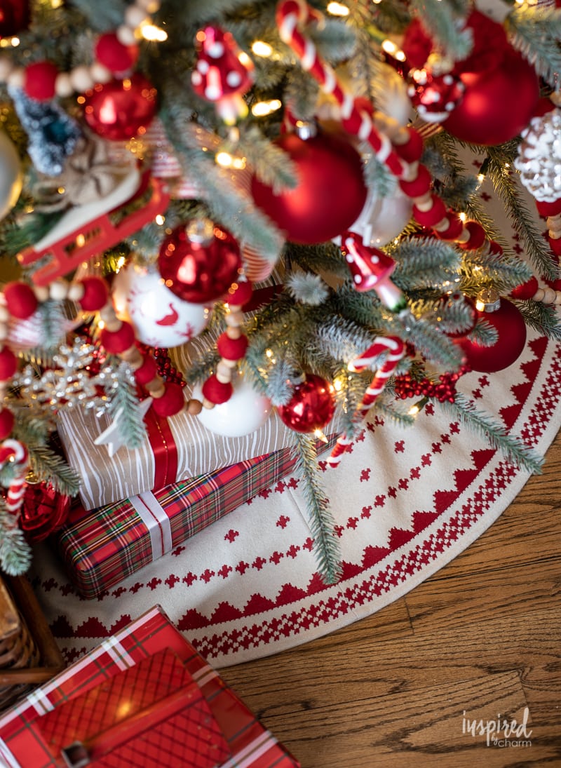 Red and White Christmas Tree #christmas #christmastree #tree #decor #decorating #holiday #christmastreedecor #ornaments