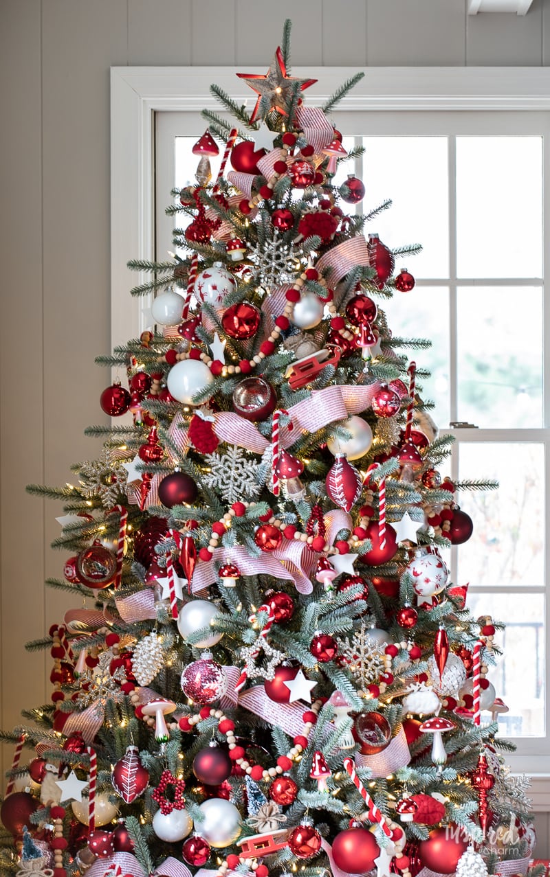 21+ Beautiful and Festive Christmas Tree Decorating Ideas