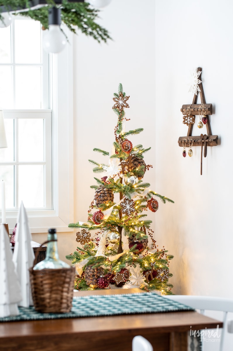 Gingerbread-Inspired Christmas Tree #christmas #tree #christmastree #gingerbread #decor #decoratings #diningroom #holiday #christmasdecor #ornament