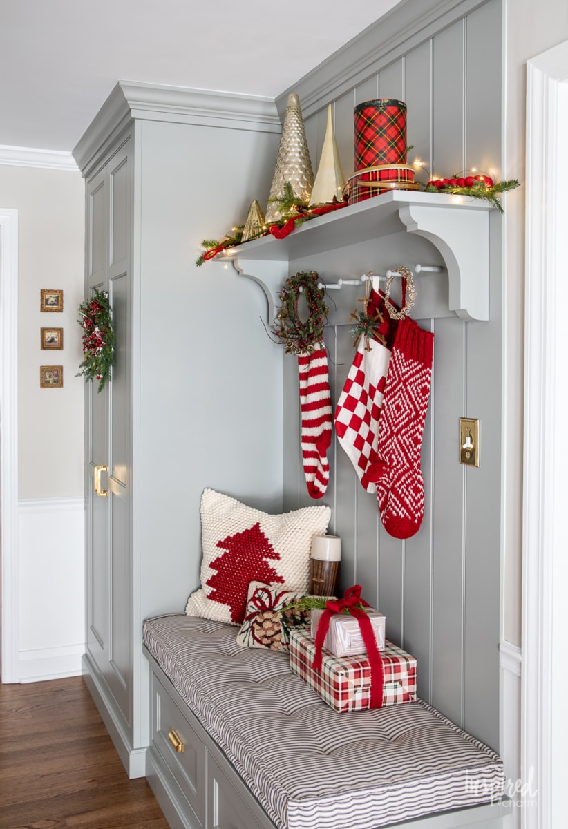 My Entryway Christmas Decor #entryway #christmas #decor #decorating #holiday #entrywaydecor #christmasdecor #stocking #garland 