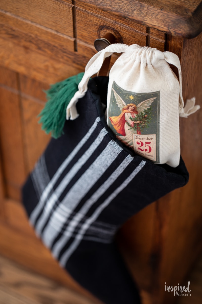  Vintage-Inspired Christmas Gift Bags #craft #christmas #holiday #giftbags #gift #printable #transfer #giftideas #vintage #vintagechristmas