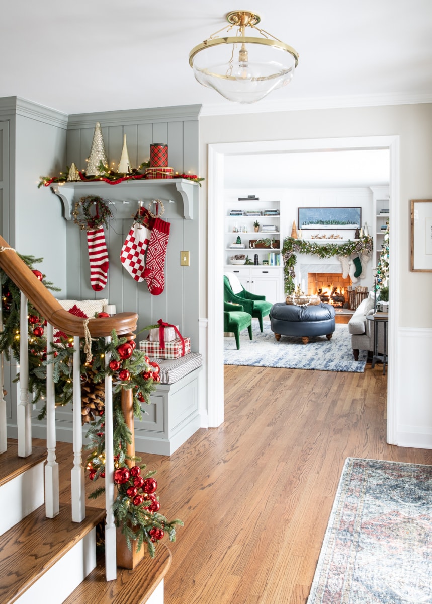 My Entryway Christmas Decor #entryway #christmas #decor #decorating #holiday #entrywaydecor #christmasdecor #stocking #garland