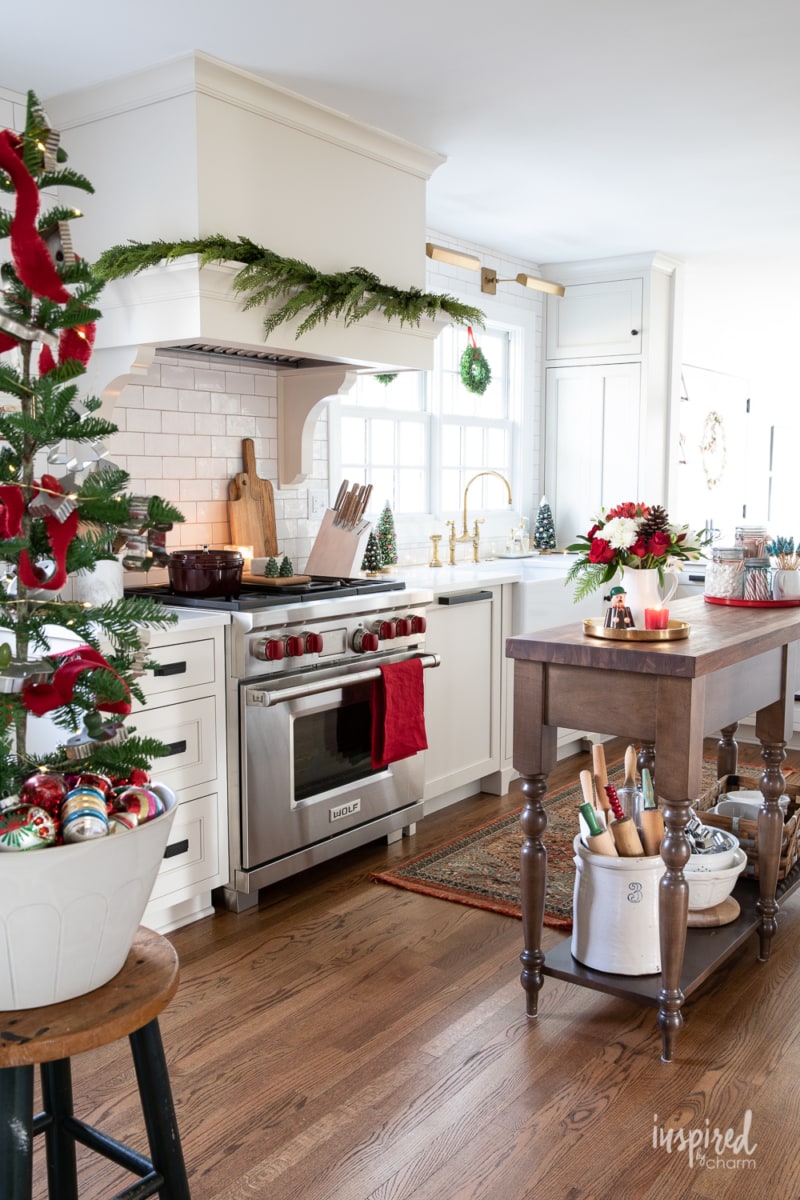 Festive Christmas Kitchen Decor Ideas #christmas #kitchen #decor #decorating #ideas #holiday 