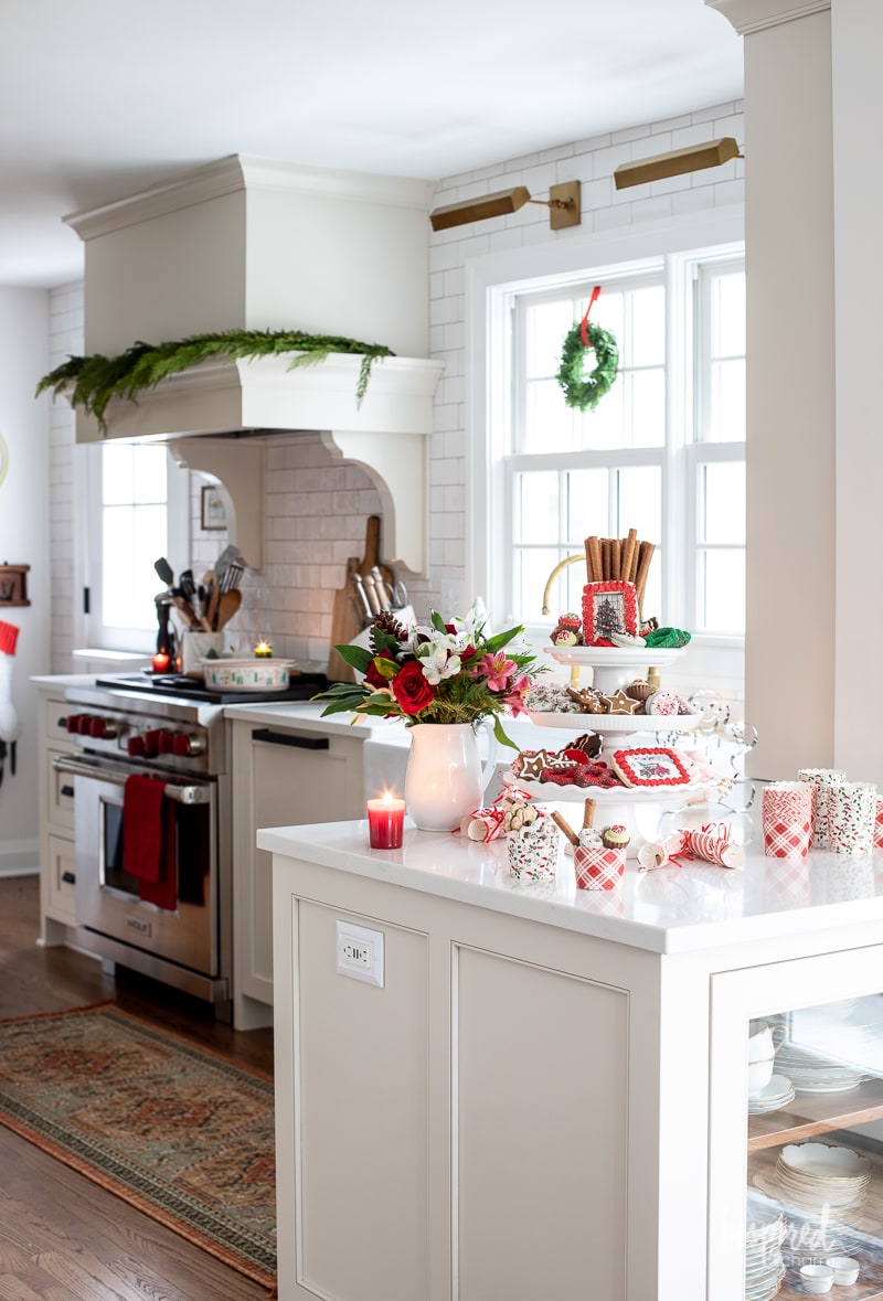 Festive Christmas Kitchen Decor Ideas #christmas #kitchen #decor #decorating #ideas #holiday 
