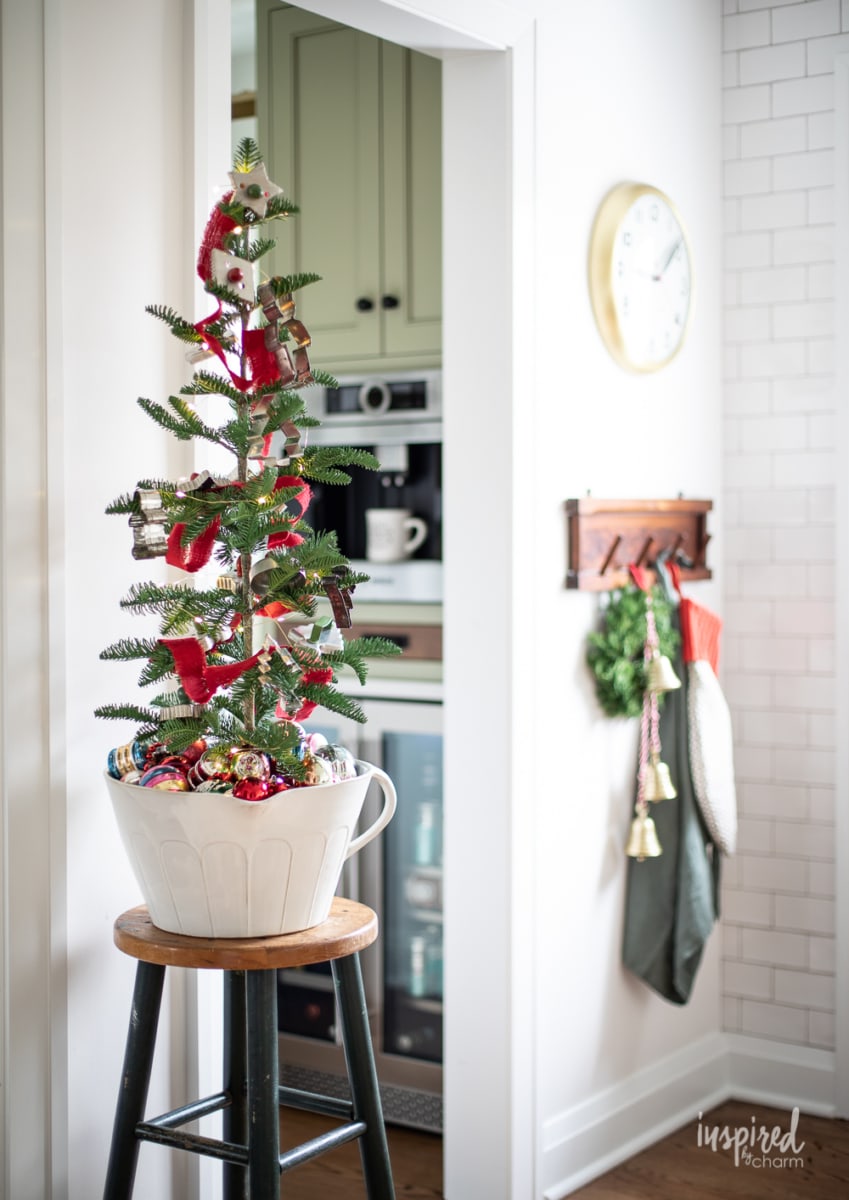 Festive Christmas Kitchen Decor Ideas #christmas #kitchen #decor #decorating #ideas #holiday