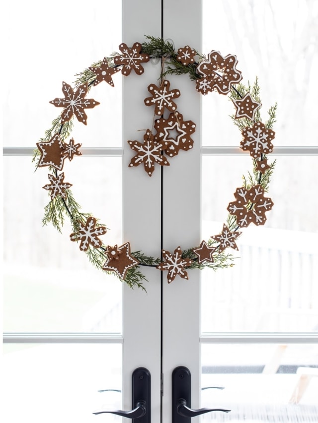 cropped-scandinavian-gingerbread-wreath-for-christmas.jpg