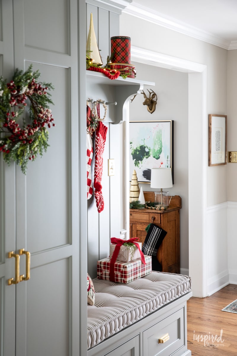 My Entryway Christmas Decor #entryway #christmas #decor #decorating #holiday #entrywaydecor #christmasdecor #stocking #garland 