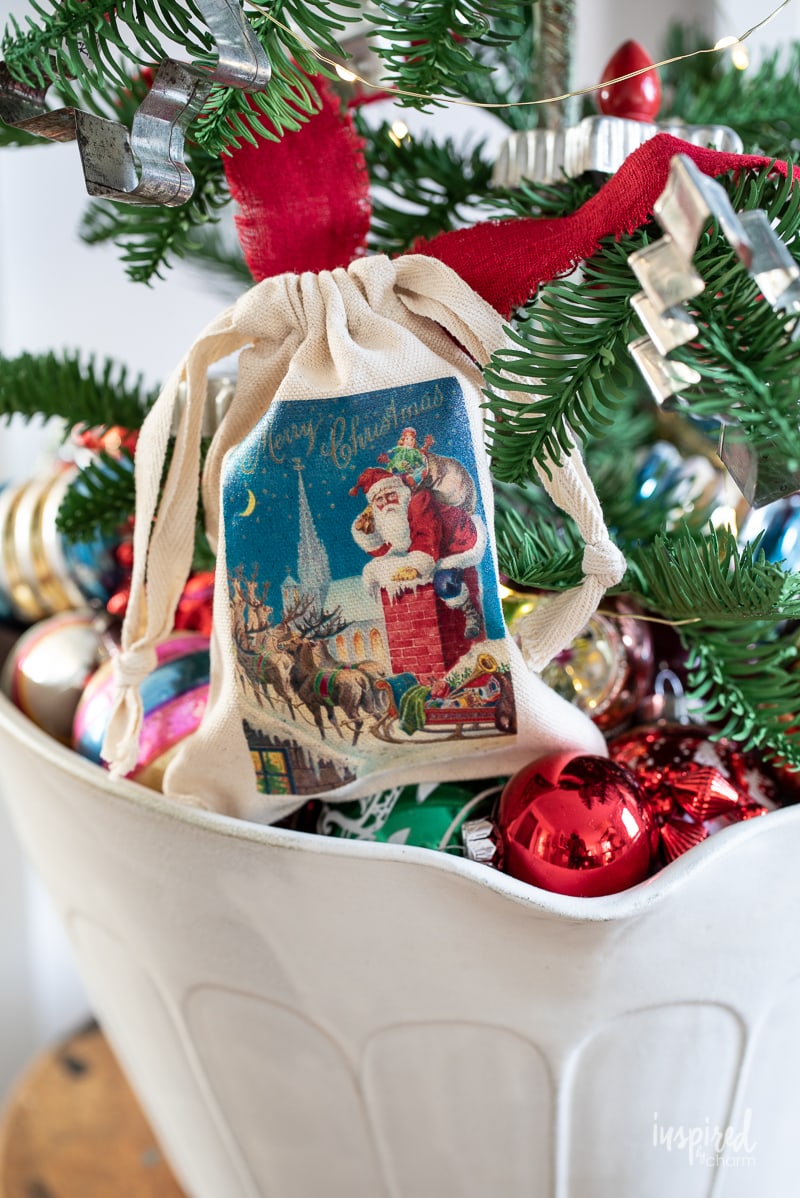 Vintage-Inspired Christmas Gift Bags #craft #christmas #holiday #giftbags #gift #printable #transfer #giftideas #vintage #vintagechristmas