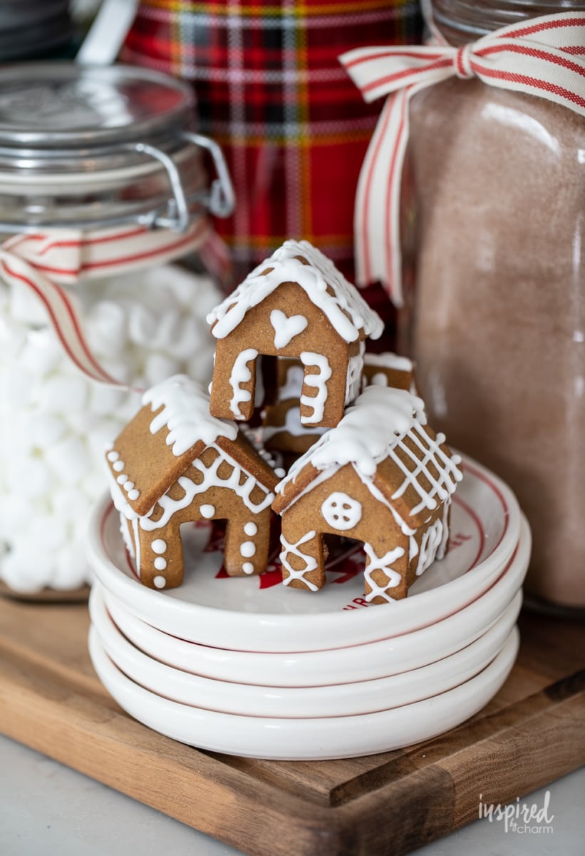 Creative DIY Gingerbread Decor Ideas #christmas #gingerbread #holiday #decor #diy #cookies #gingerbreadcookie #decorating Creative DIY Gingerbread Decor Ideas #christmas #gingerbread #holiday #decor #diy #cookies #gingerbreadcookie #decorating #mughugger