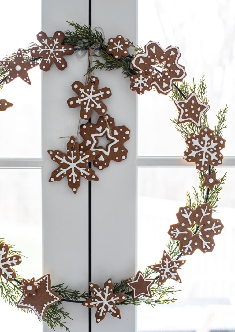 DIY Gingerbread Cookie Wreath - homemade holiday decor idea