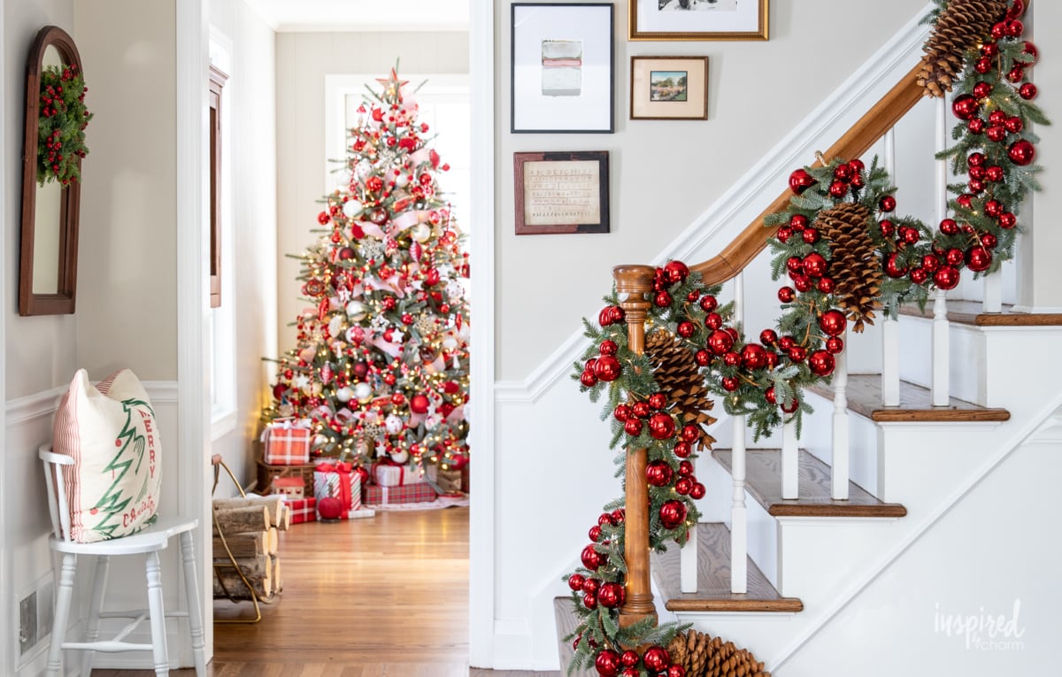 My Entryway Christmas Decor #entryway #christmas #decor #decorating #holiday #entrywaydecor #christmasdecor #stocking #garland