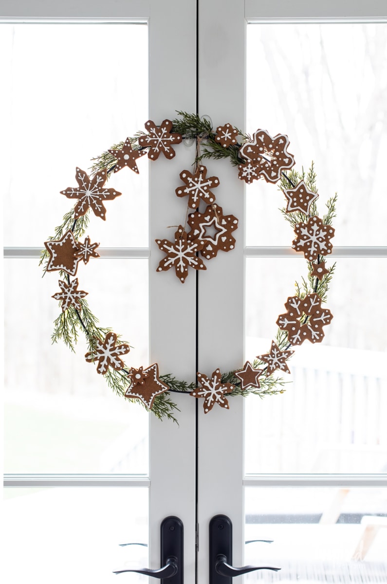DIY Gingerbread Cookie Wreath #christmas #holiday #wreath #gingerbread #cookies #gingerbreadcookies #craft #christmasdecor