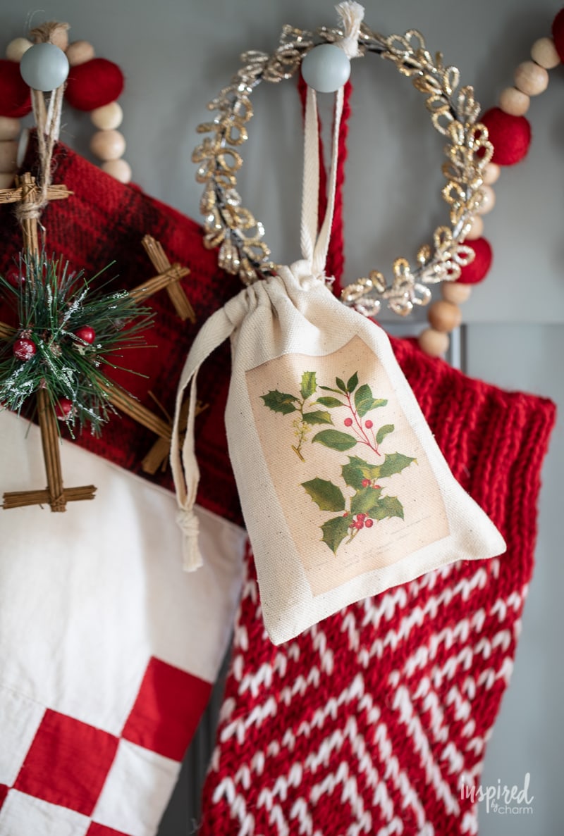  Vintage-Inspired Christmas Gift Bags #craft #christmas #holiday #giftbags #gift #printable #transfer #giftideas #vintage #vintagechristmas