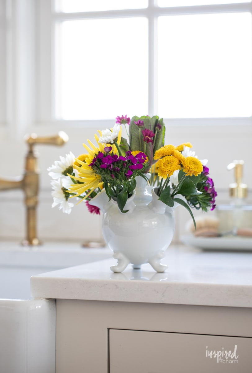 round Tulipiere - Flower Vase / Tulip Vase with mixed flowers. 