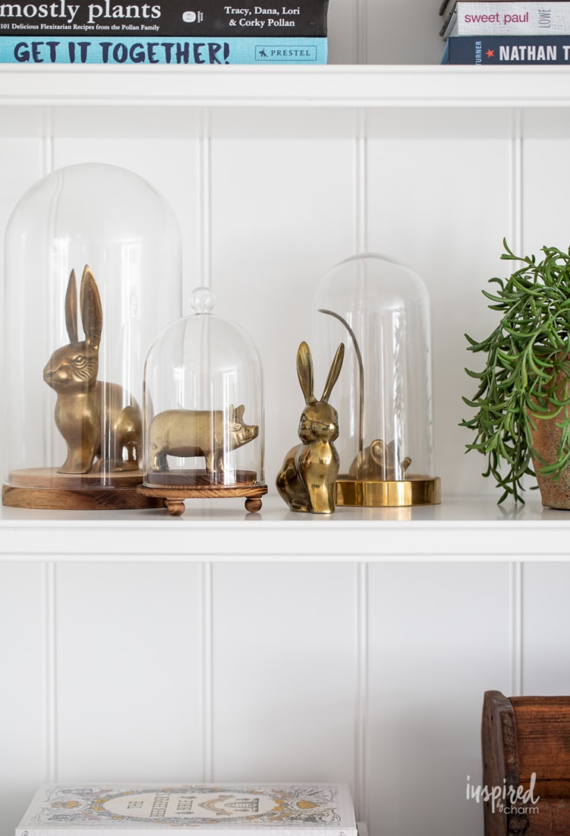 How to Incorporate Antiques Into Your Home Decor #antiques #vintagefinds #homedecor #styling #vintage #brass #decorating
