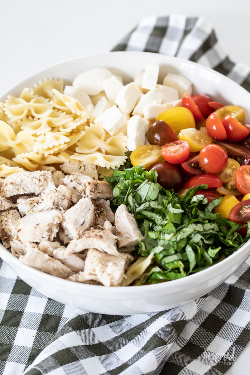 Delicious Chicken Caprese Pasta Salad #chicken #caprese #pastasalad #pasta #salad #recipe #basil #tomato #mozzarella
