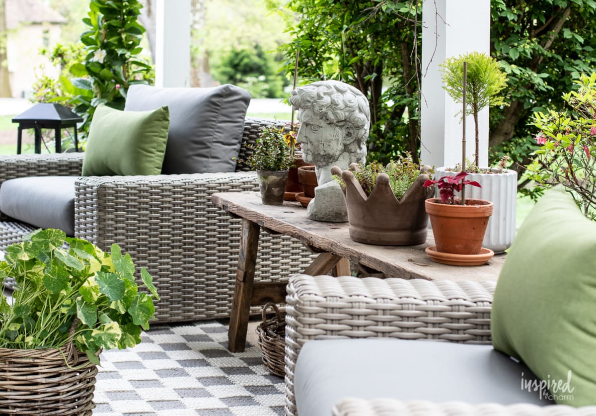 Cozy and Stylish Outdoor Living Decor Ideas #outdoorliving #porch #decor #decorating #outdoor #patio #deck #styling