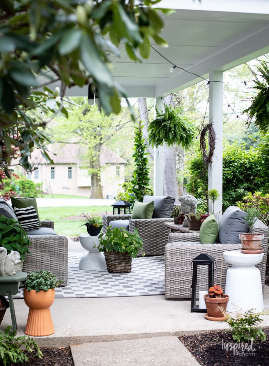 Cozy and Stylish Outdoor Living Decor Ideas #outdoorliving #porch #decor #decorating #outdoor #patio #deck #styling 