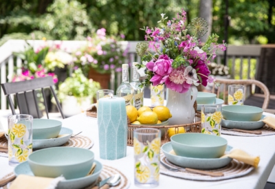 Tips and Ideas for an Outdoor Table Setting #outdoor #tablesetting #tablescape #decor #outdoorliving #alfresco #decorating