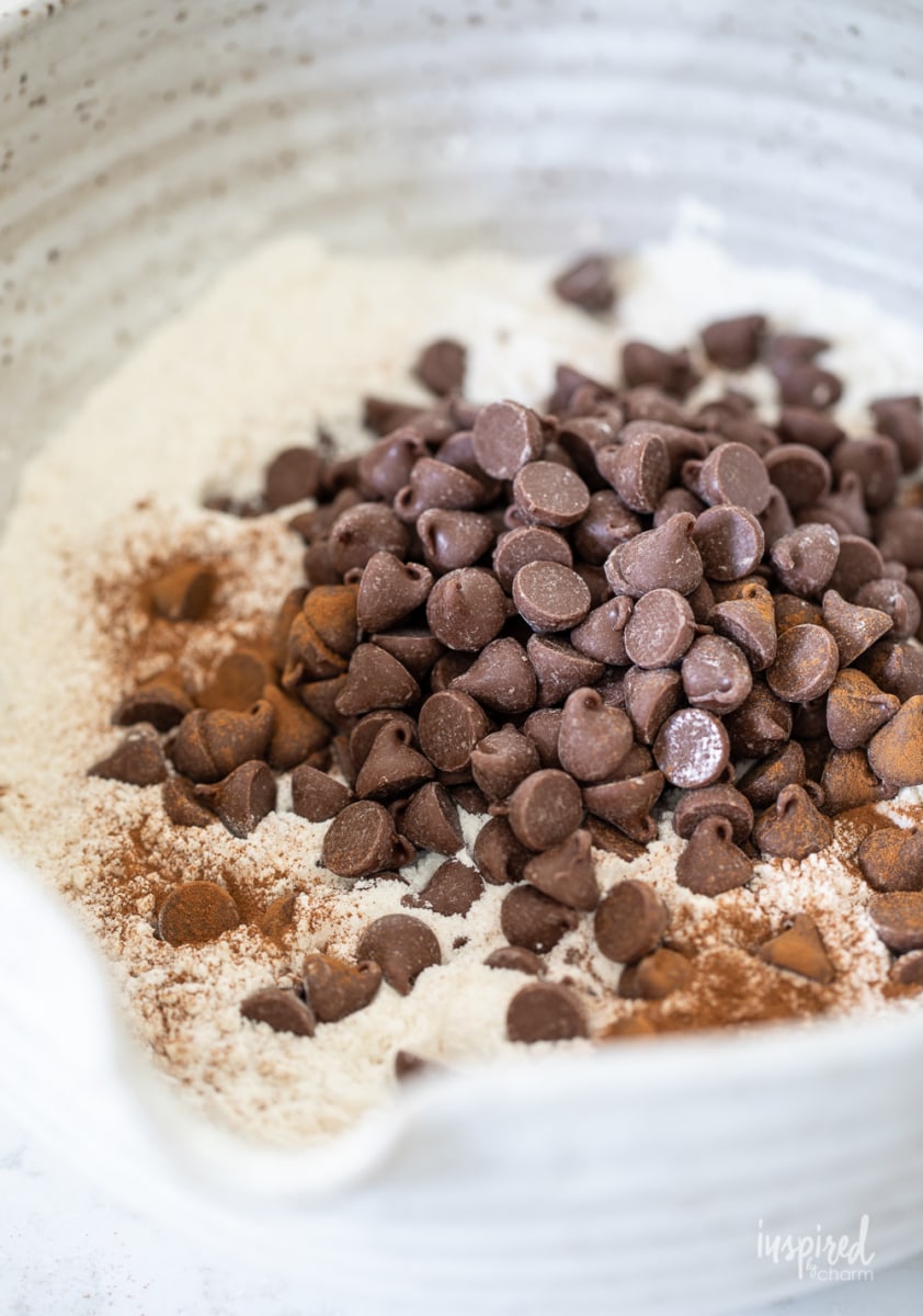 Homemade Chocolate Chip Muffins #chocolate #chocolatechip #homemade #muffins #recipe #easy #muffinrecipe