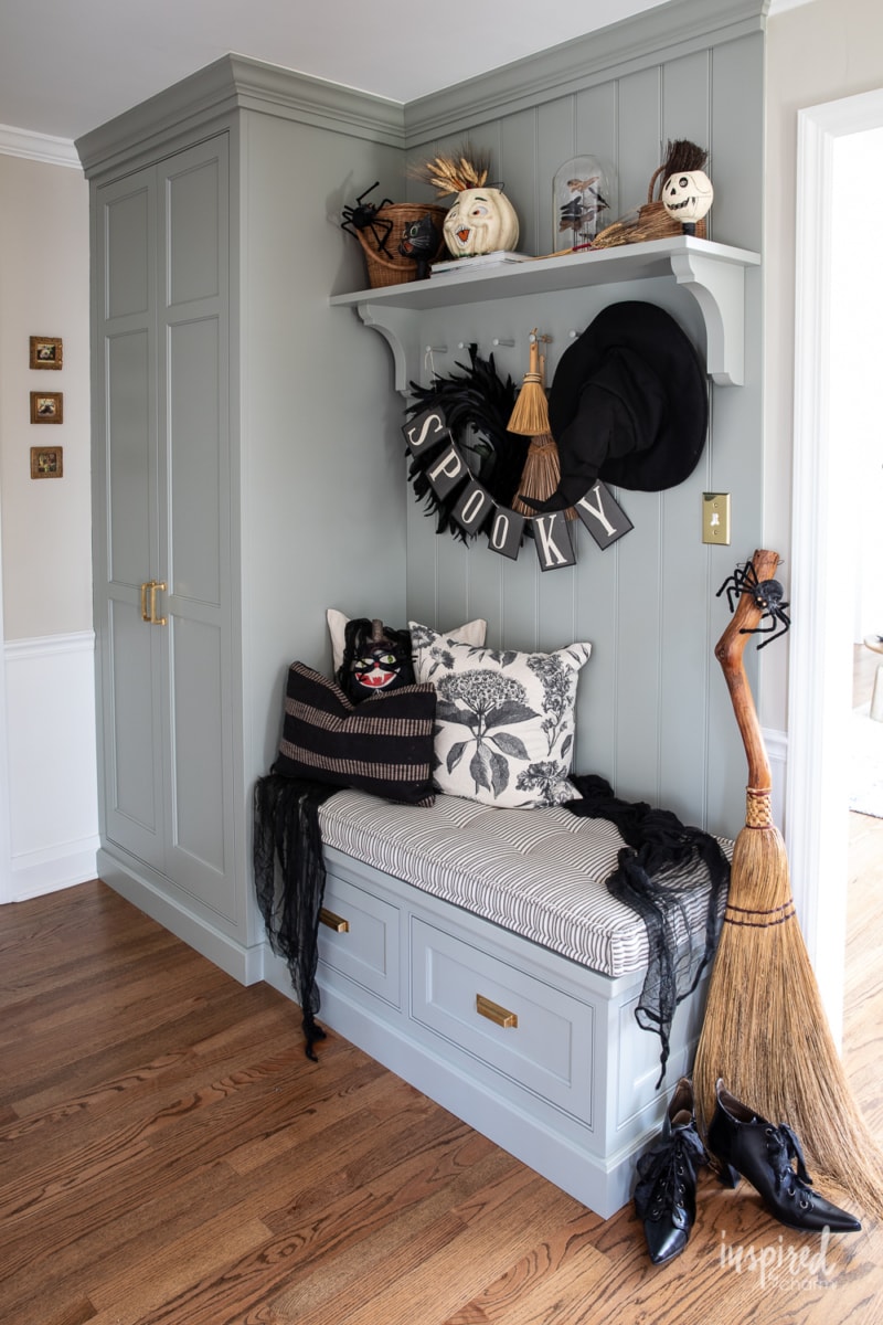Witchy Halloween Entryway Decor #halloween #entryway #decor #decorating #ideas #spooky #witch 