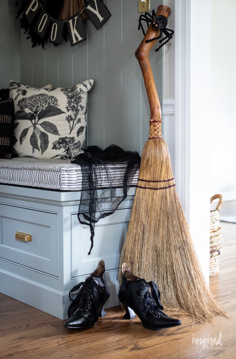 Witchy Halloween Entryway Decor #halloween #entryway #decor #decorating #ideas #spooky #witch 