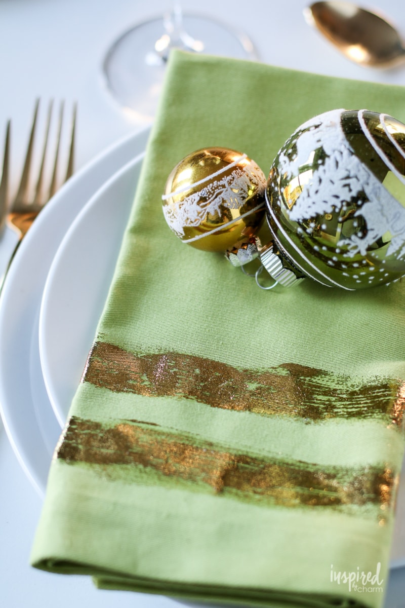 DIY Gold Foil Napkins | #DIY #napkins #gold #foil #holiday #christmas #handmade