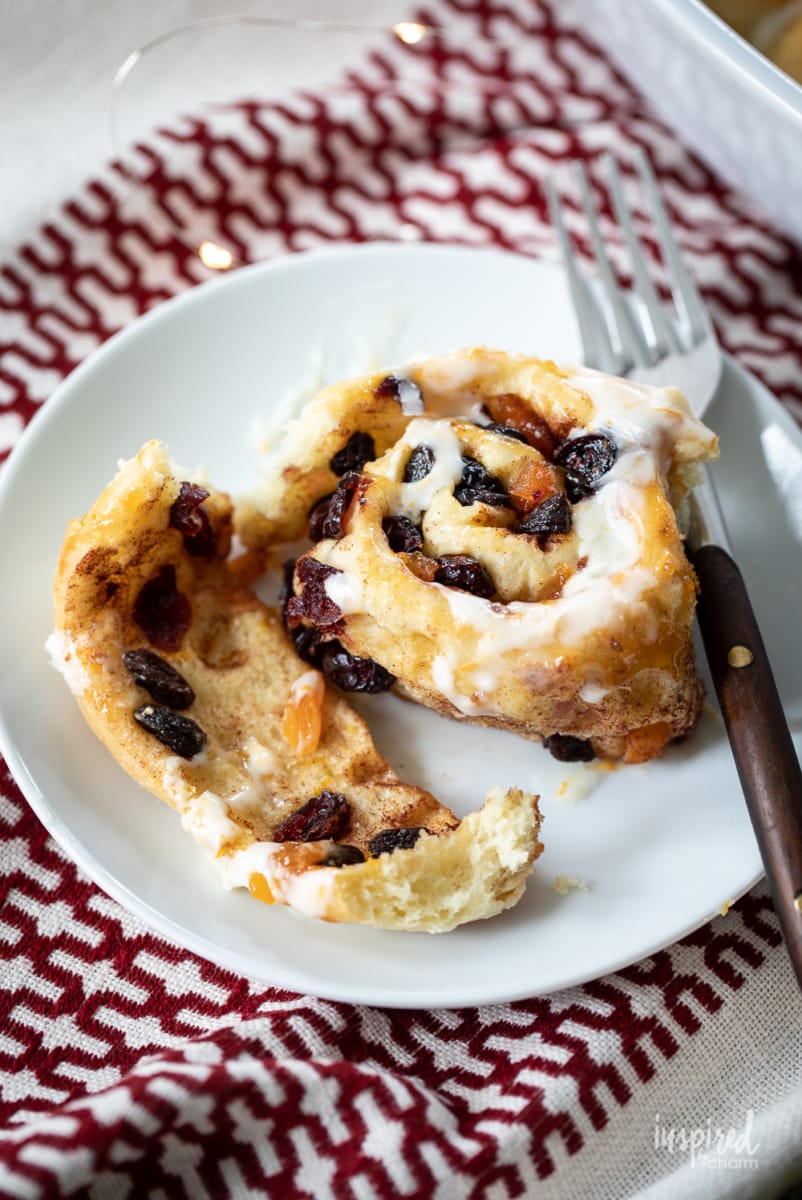 Homemade Chelsea Buns #ChelseaBuns #breakfast #brunch #bread #rolls #Chelsea #recipe #driedfruit #orange