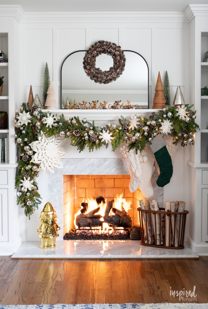 Winter Wonderland Christmas Mantel #christmas #mantel #decor #idea #holiday #winterwonderland #decorating #garland