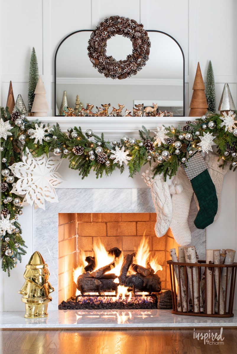 Winter Wonderland Christmas Mantel #christmas #mantel #decor #idea #holiday #winterwonderland #decorating #garland
