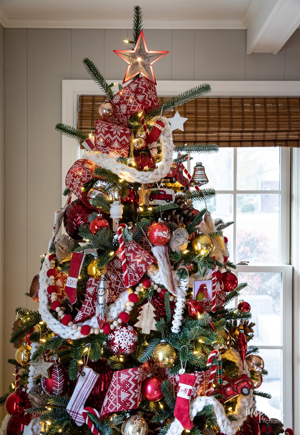 Red and Cozy Christmas Tree Decorating Ideas