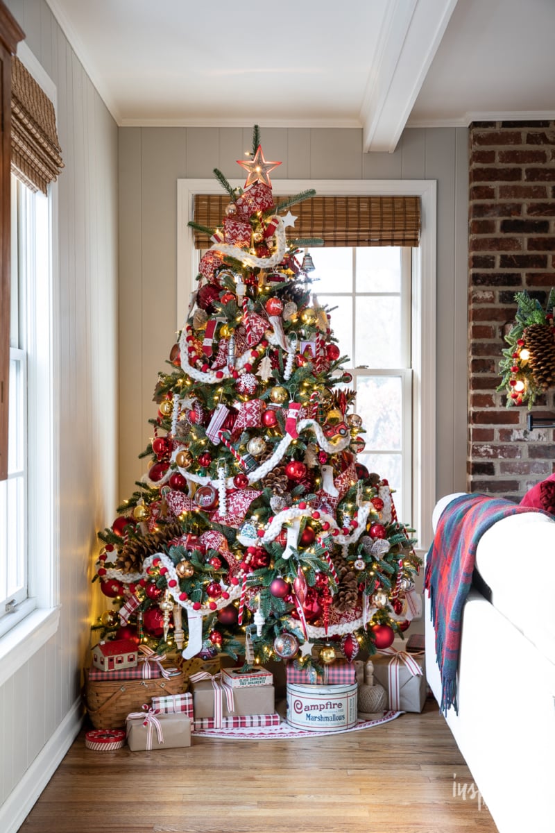 Red and Cozy Christmas Tree Decorating Ideas #christmastree #christmas #holiday #tree #cozy #treedecorations #decorations