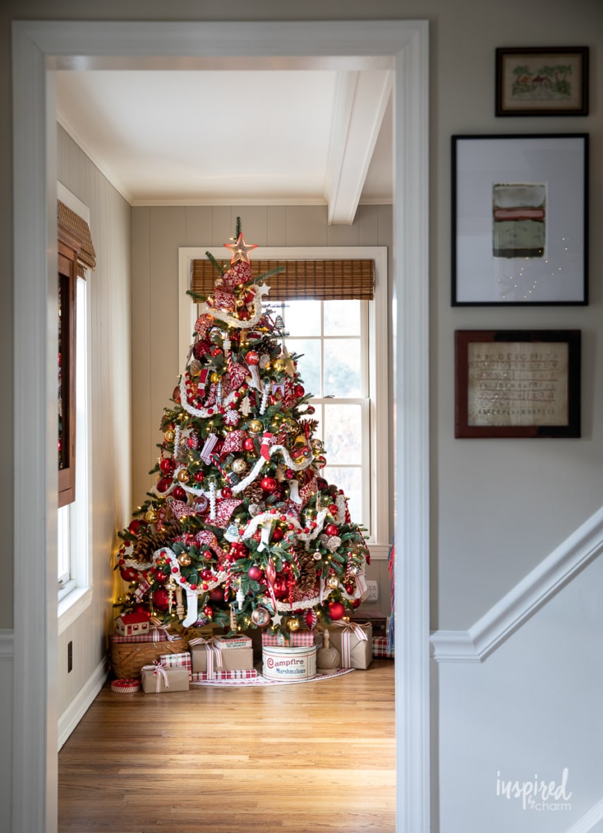 Red and Cozy Christmas Tree Decorating Ideas #christmastree #christmas #holiday #tree #cozy #treedecorations #decorations