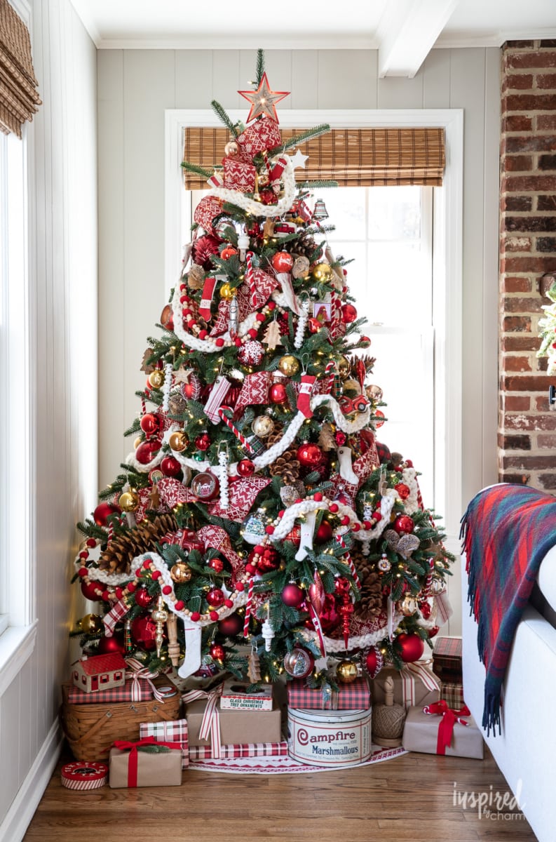 Red and Cozy Christmas Tree Decorating Ideas