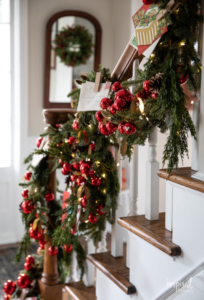 Styling a Staircase Christmas Garland #christmas #garland #holiday #decor #decorating #banister# #vintage #vintagechristmas