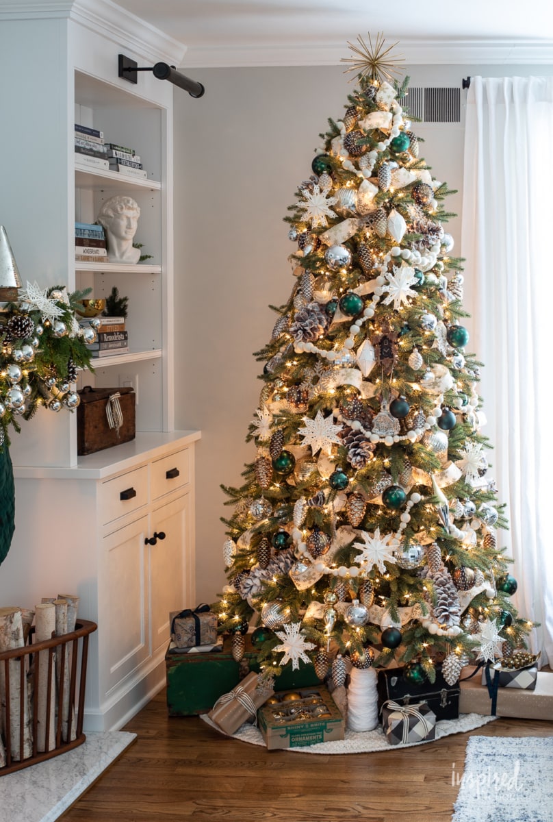 Snowy Pinecone Christmas Tree #christmastree #christmas #pinecone #green #neautral #winterwonderland #decor #tree #decorations