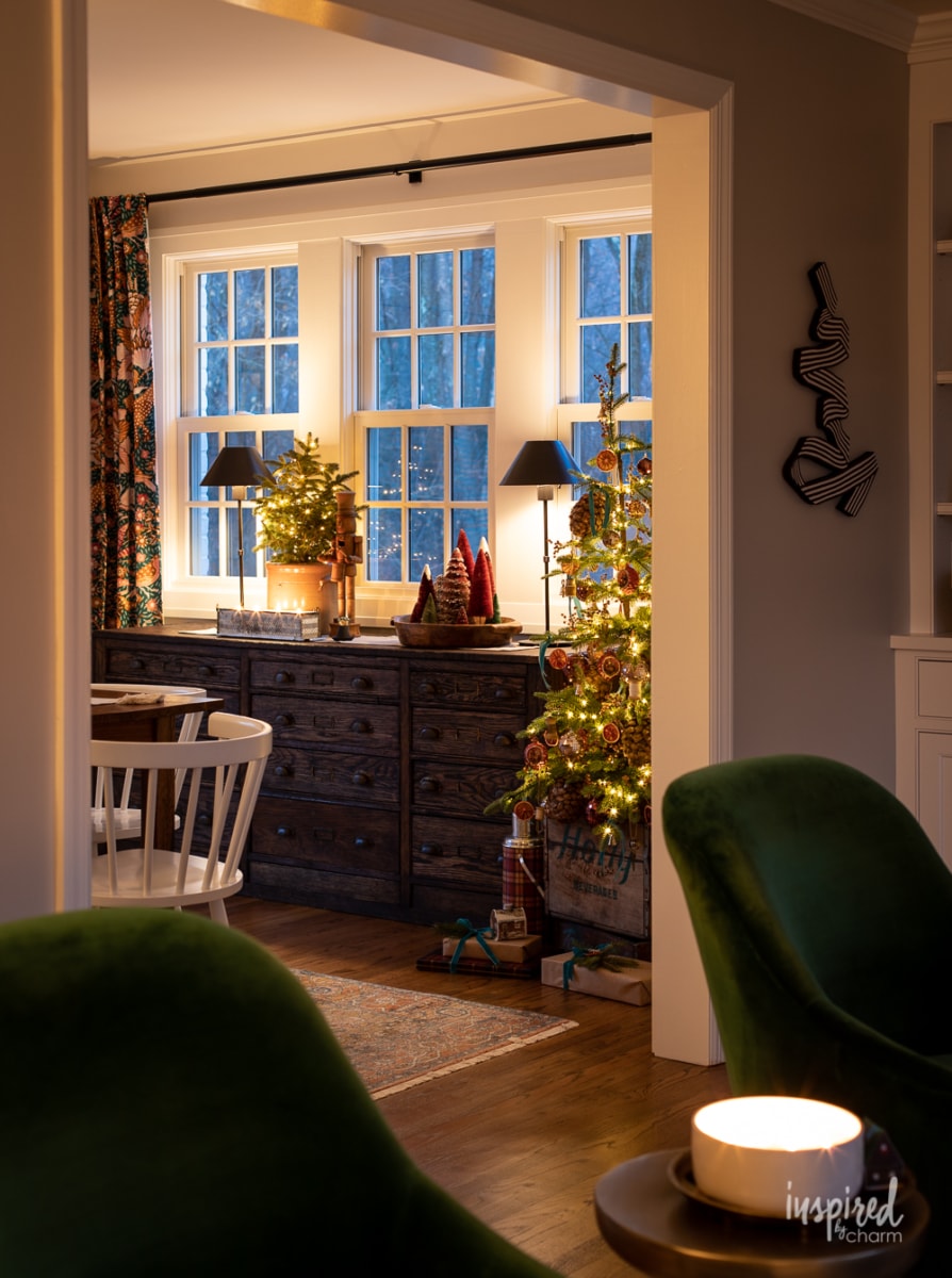 Christmas Nights Dining Room Decor - Little Treasures Christmas Tree #christmas #diningroom #holiday #decor #christmastree #decorations #ideas #driedoranges #vintage 