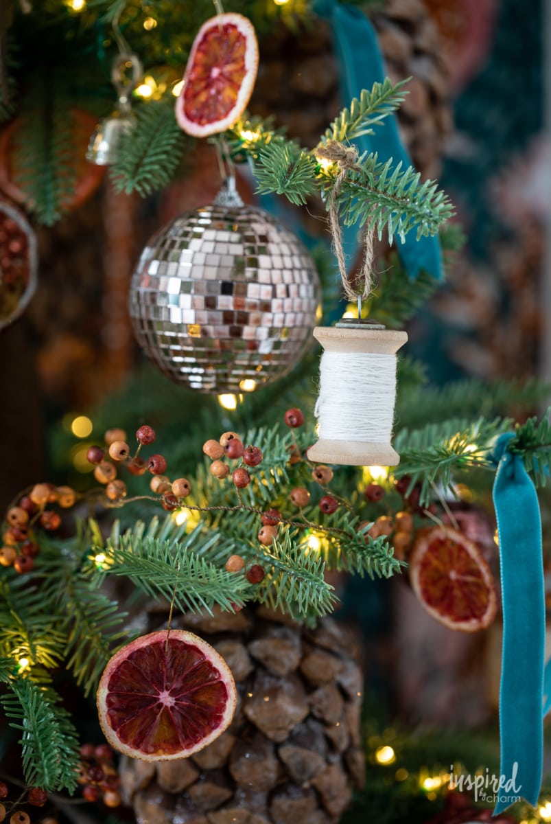 Little Treasures Christmas Tree #christmas #holiday #decor #christmastree #decorations #ideas #driedoranges #vintage 