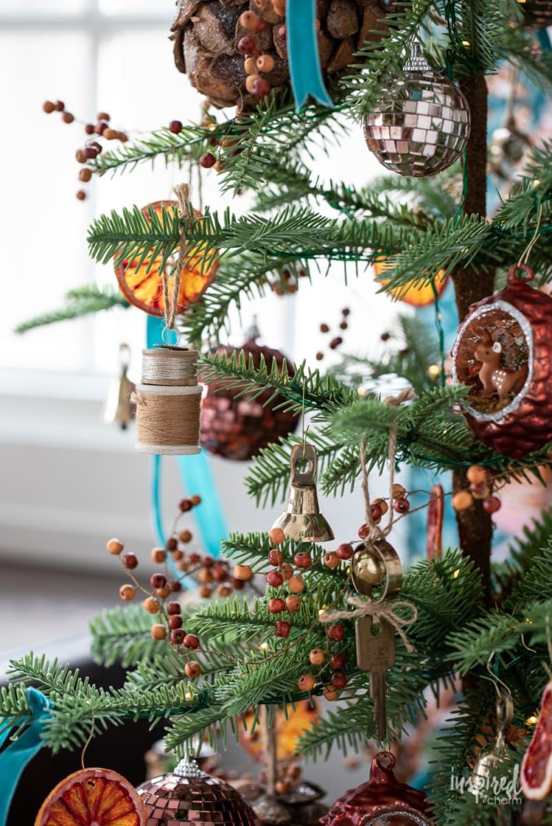 Little Treasures Christmas Tree #christmas #holiday #decor #christmastree #decorations #ideas #driedoranges #vintage 
