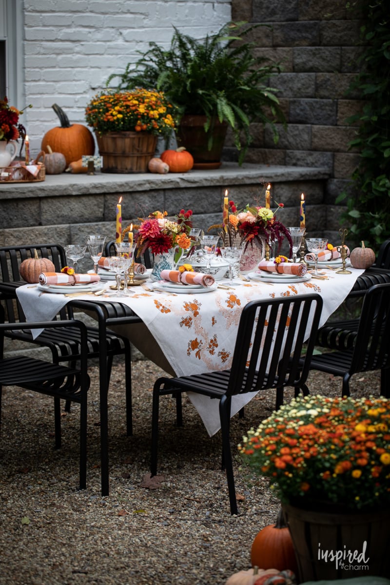 styled outdoor tablescape for the fall. 