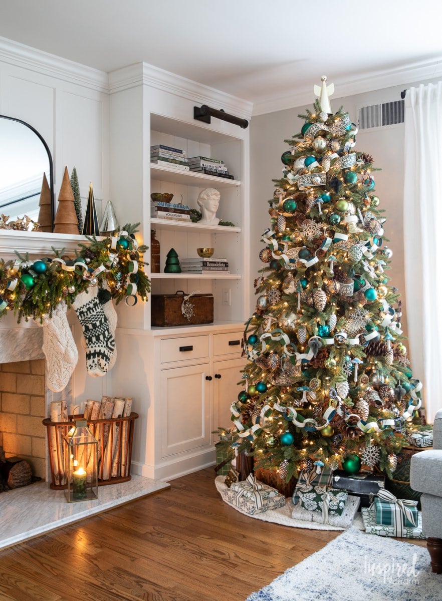 decorate christmas tree in living room.