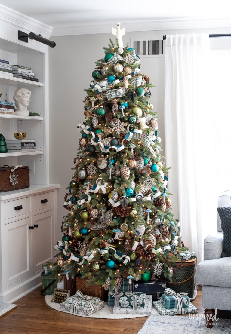 Nature-Inspired Christmas Tree with Handmade Decorations