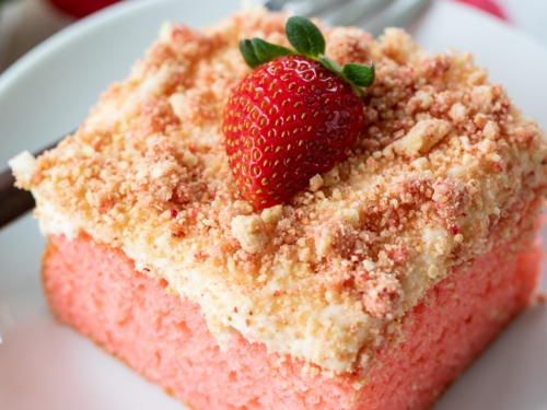 Strawberry Crumb Cake - LemonsforLulu.com