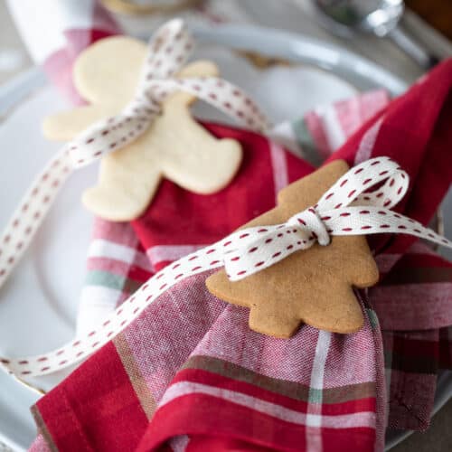gingerbread cookies and ribbon used as napkin rings.
