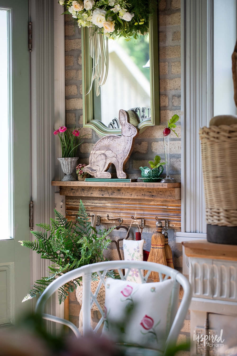 shelf in gardenhose with summer decor.