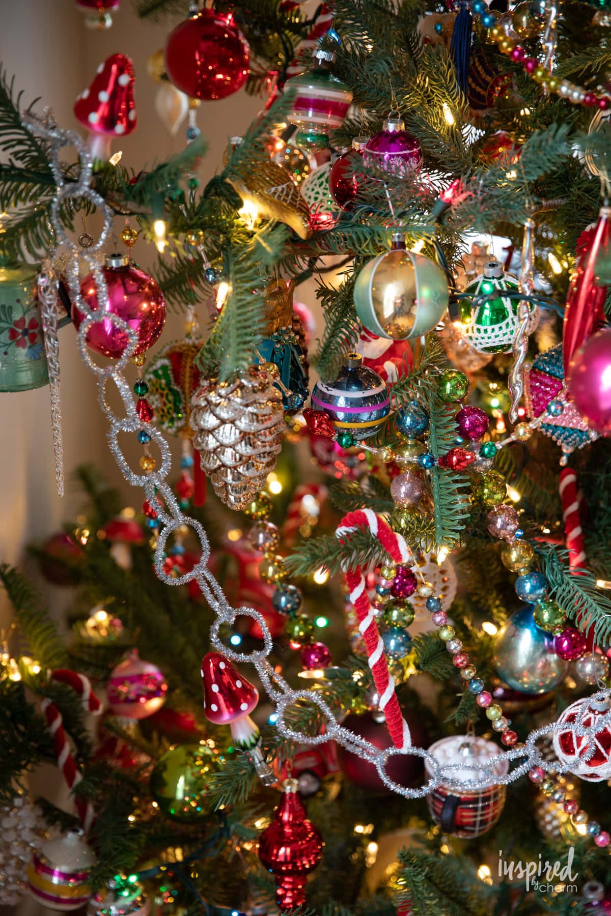 pipe cleaner loop garland diy on Christmas tree.